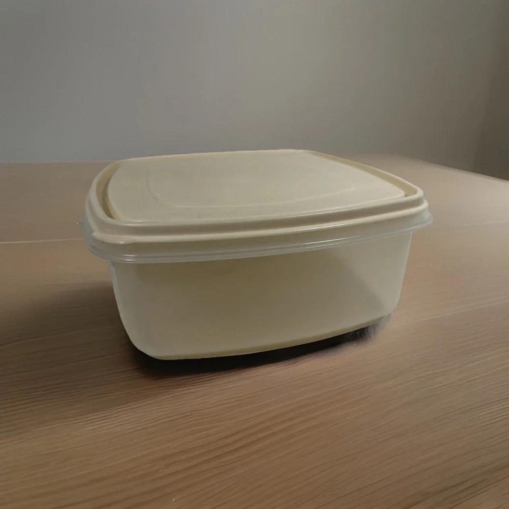 VTG Rubbermaid Servin Saver 19 Cup 4.5L Storage Container Square Almond Lid